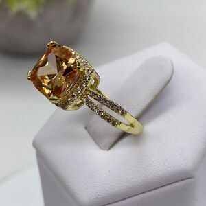 Elegant Gold and Orange Gemstone Ring